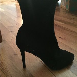 Open toed bootie heel, black suede